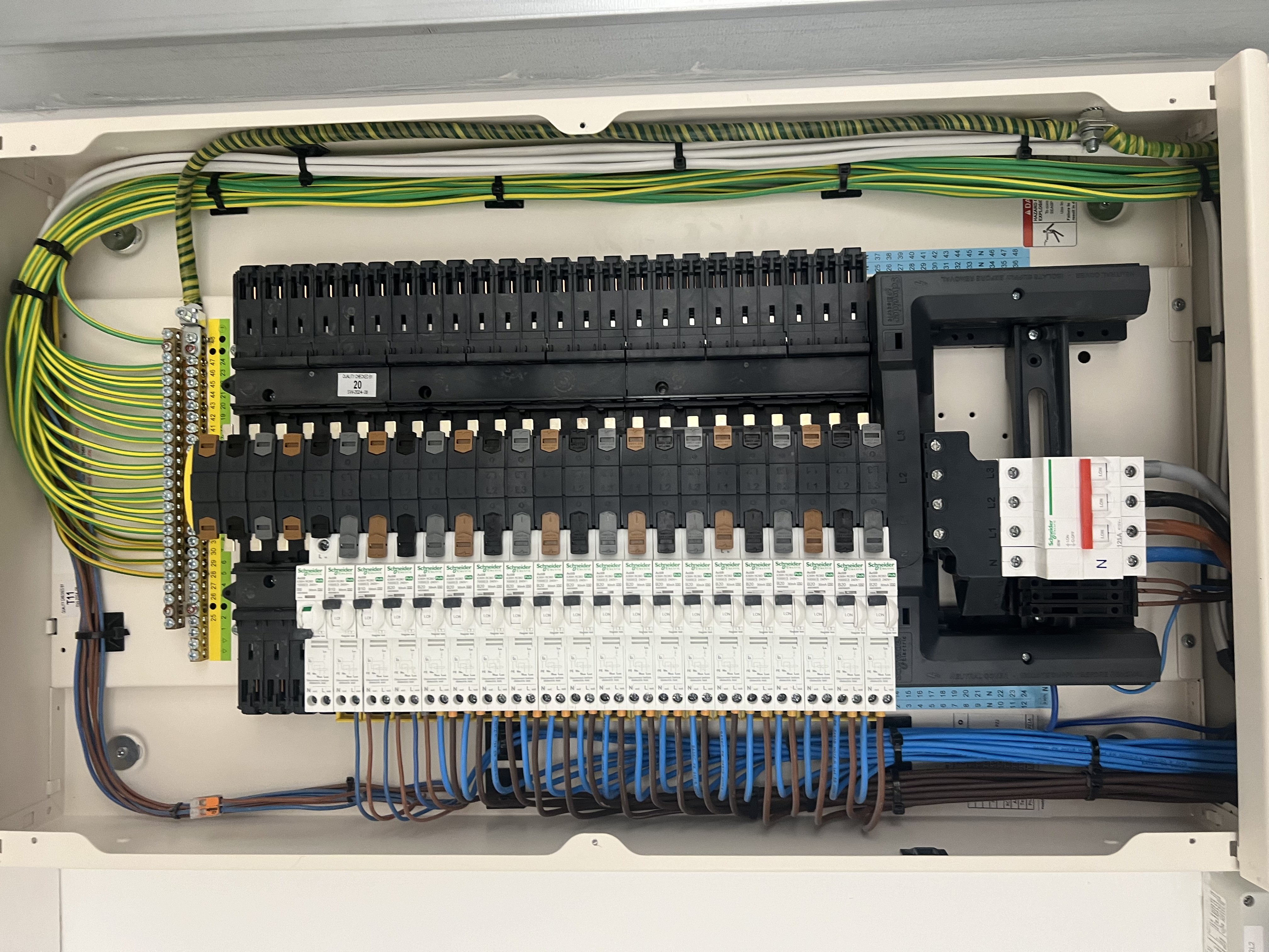 Three-phase consumer unit installation
